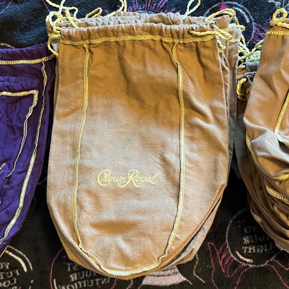 π CROWN ROYAL LIQUOR π₯ BAGS
SEVERAL SIZES COLORS/FLAVORS
40 BAGS IN TOTALποΈπ§²π - Picture 1 of 10